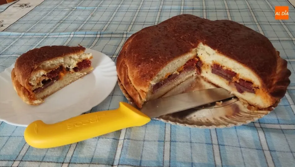 A la elaboración con embutidos caseros ibéricos de máxima calidad, los hornazos de Ibéricos Luis Bravo suman una masa con una textura especial que los hace únicos en el paladar