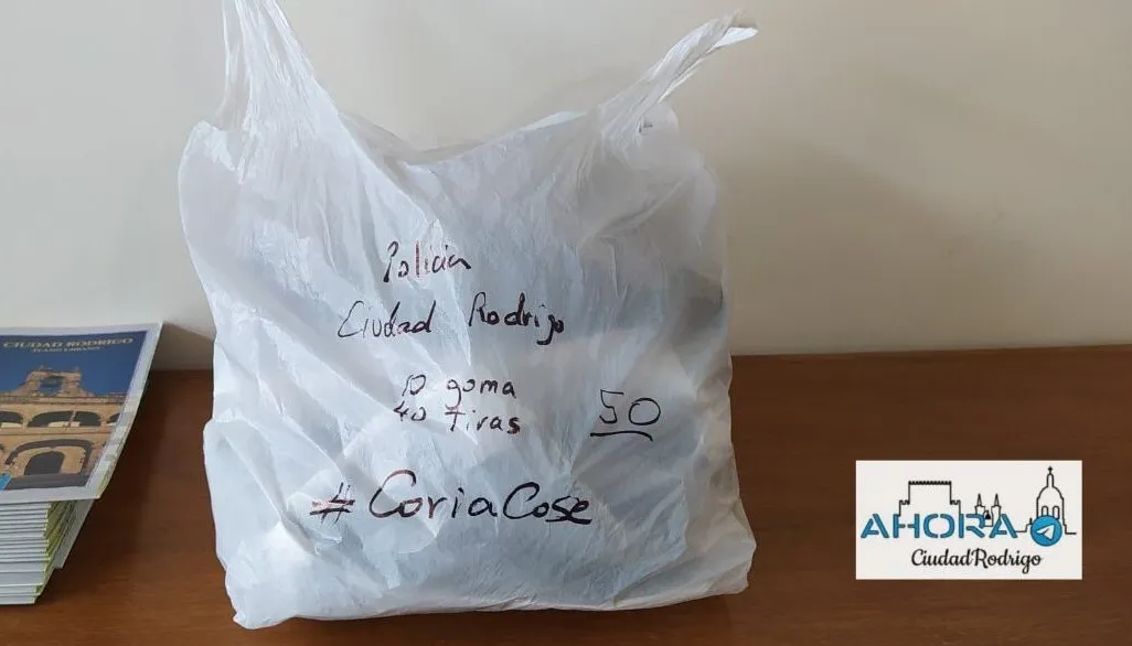 Foto 2 - Llegan a Mir&oacute;briga a trav&eacute;s de un polic&iacute;a local mascarillas hechas en Coria  