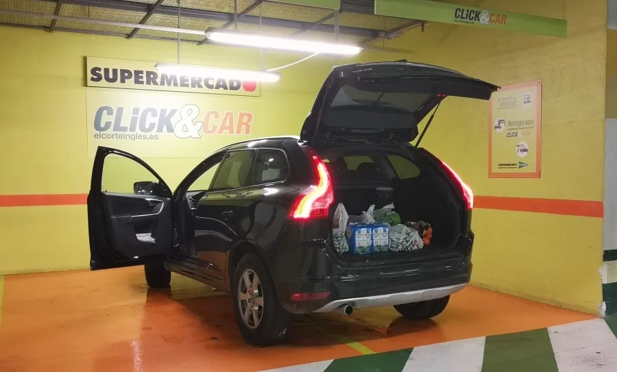 El servicio Click & Car permite las compras no presenciales de alimentación y artículos de primera necesidad, y da la posibilidad a los ciudadanos de no romper su aislamiento, ya que la recogida del pedido se realiza desde el propio vehículo