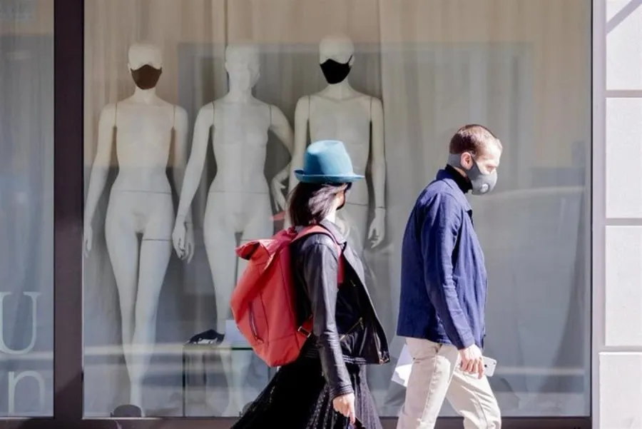 El uso de mascarillas se ha extendido, aunque los expertos avisan de ciertos matices. Foto EP