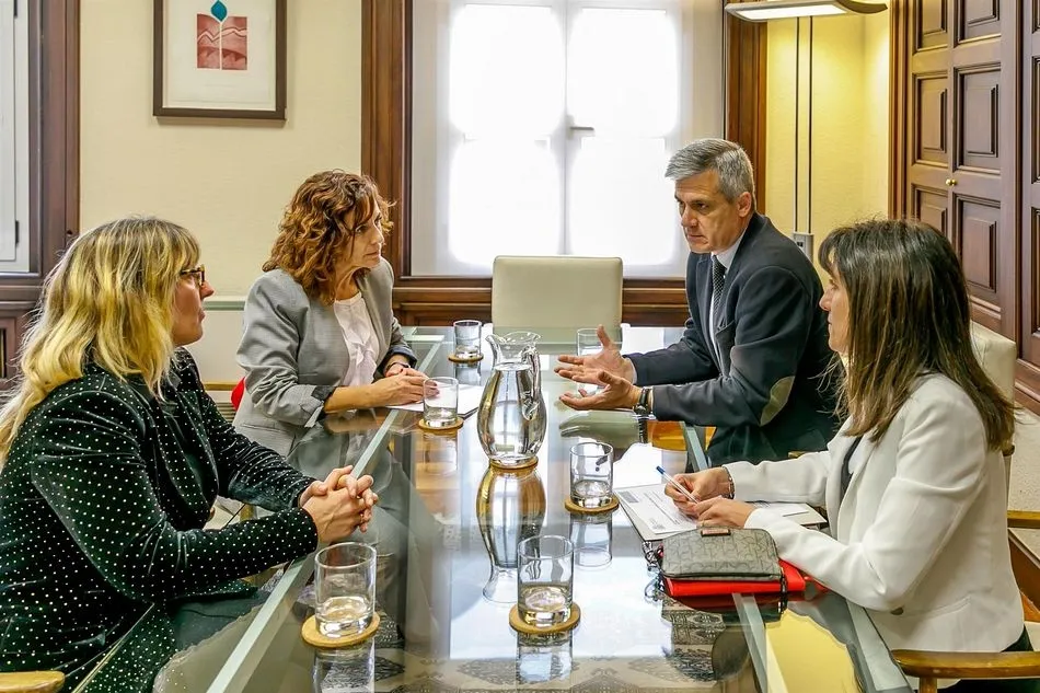 La consejera de Empleo, Ana Belén Álvarez, con el sectterio de Estado de Vivienda, David Lucas - GOBIERNO DE CANTABRIA - Archivo