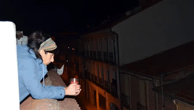 Peñaranda salia a los balcones y las ventanas con velas en memoria de los fallecidos por el coronavirus