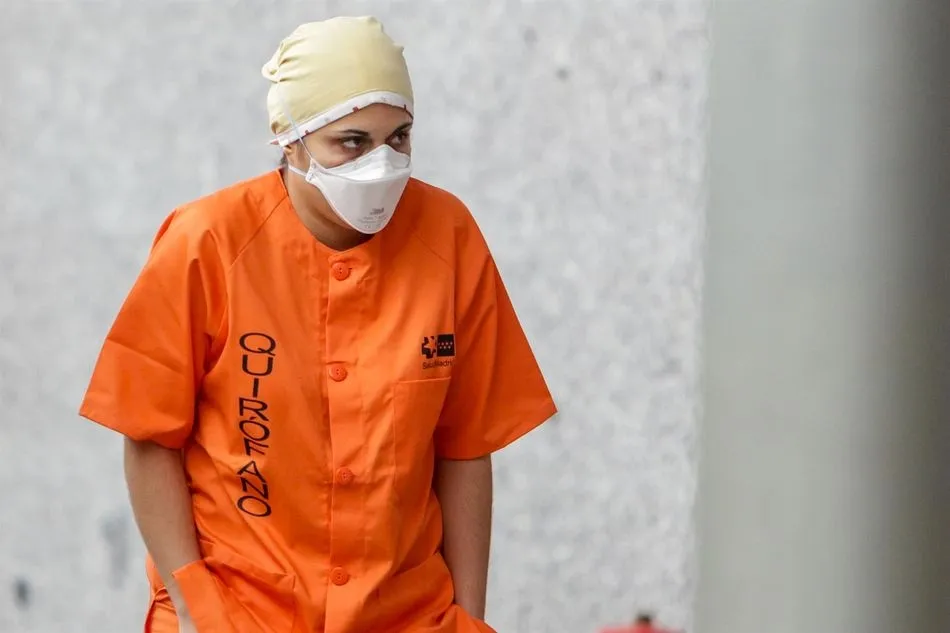 Sanitario portando una mascarilla en el hospital de campaña en Ifema - Ricardo Rubio - Europa Press