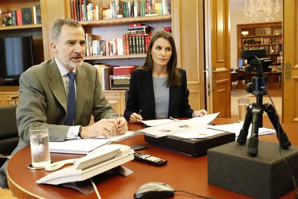 Sus Majestades, don Felipe y doña Letizia en plena videoconferencia con los hospitales