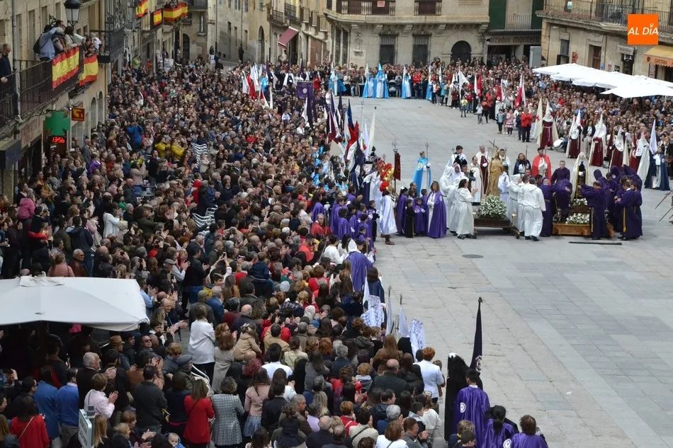 La fiesta final de la Resurrección con palomas y Reloj Suelto incluidos  