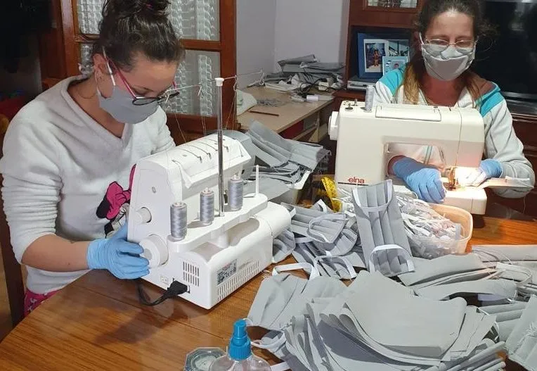 Rocio Varas y su hija Leticia Corral durante la elaboración de las mascarillas