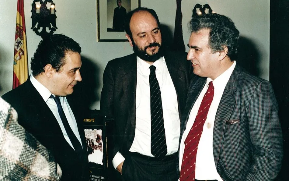 Enrique Múgica en el despacho de la Alcaldía cuando Miguel Cid era alcalde