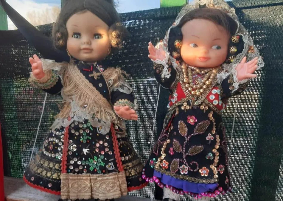 La calle Bailén vive La Charrada con dos muñecas bailando en plena calle  