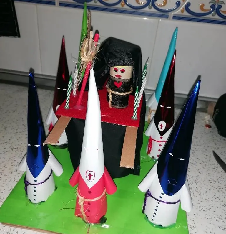 Los vecinos de la calle Severo Ochoa disfrutan juntos de una procesión... y del vermú dominical  