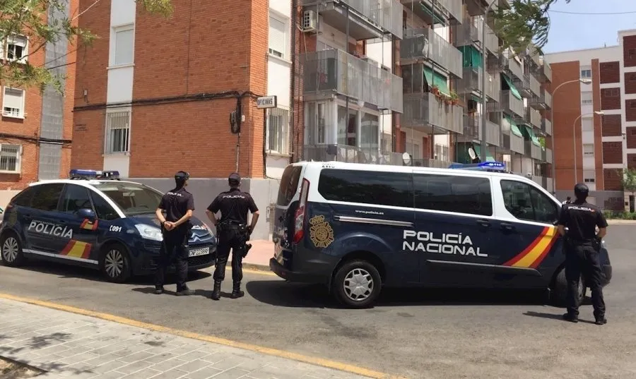 Foto 2 - Detenido un hombre tras la muerte de una mujer que se ha precipitado al vac&iacute;o en un piso en...
