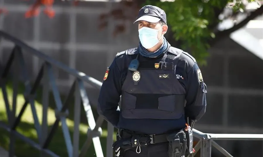 Agente de la Policía Nacional con mascarilla.Foto de archivo de EP