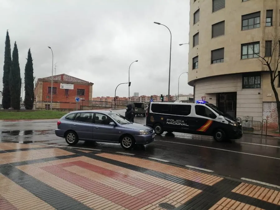 Detenido en Salamanca por amenazar y robar cuatro euros a un joven y huir en un patinete eléctrico