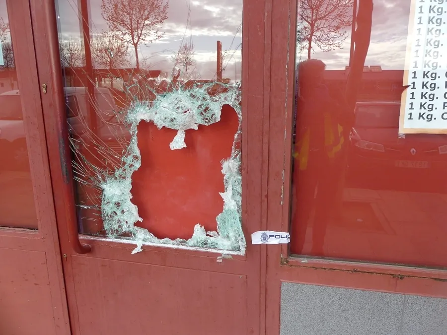 Foto 3 - Arrestados por fracturar el cristal de la puerta de una carnicer&iacute;a salmantina para robar embutido