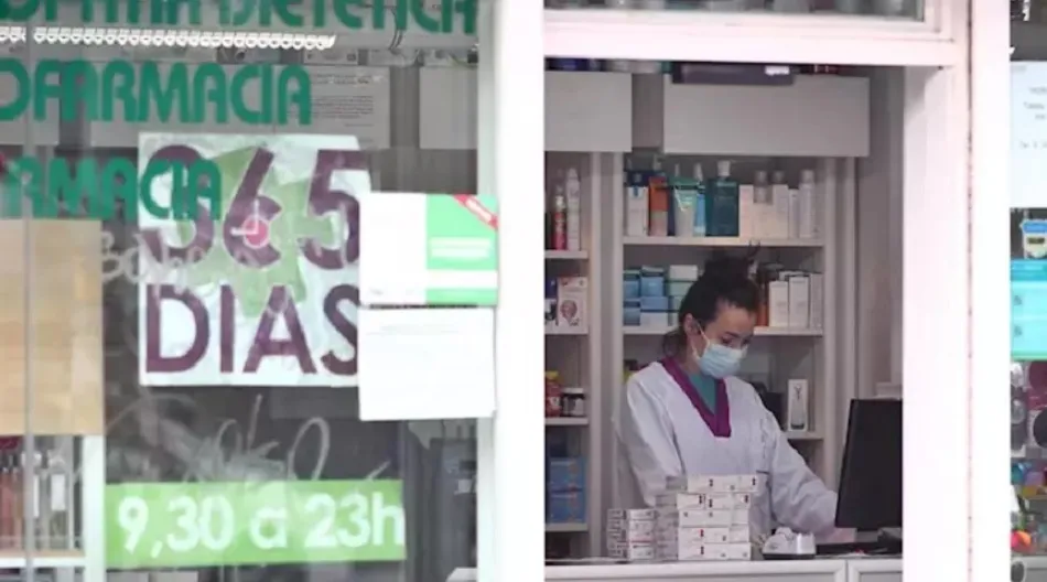 Una farmaceútica trabaja protegida con mascarilla | EP