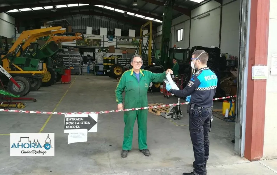 La Policía Local reparte 400 mascarillas enviadas por el Gobierno  