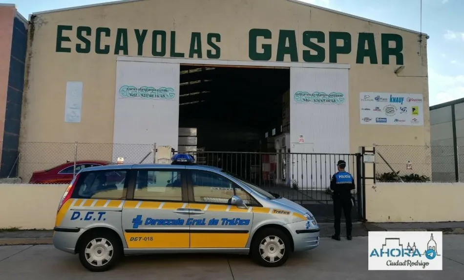 Foto 6 - La Polic&iacute;a Local reparte 400 mascarillas enviadas por el Gobierno  