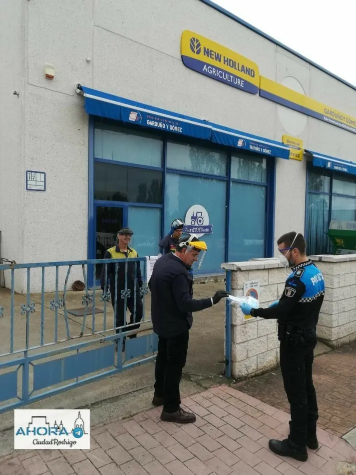 Foto 3 - La Polic&iacute;a Local reparte 400 mascarillas enviadas por el Gobierno  