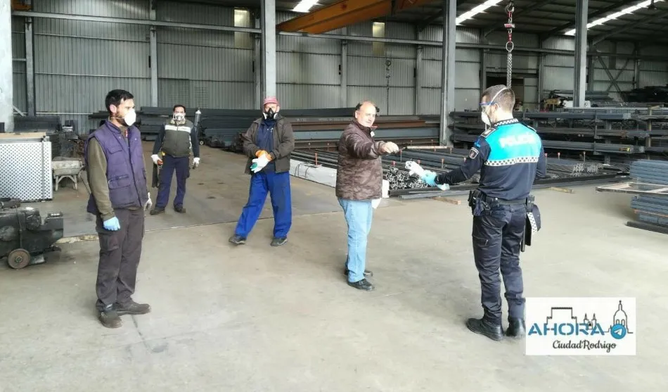 Foto 7 - La Polic&iacute;a Local reparte 400 mascarillas enviadas por el Gobierno  