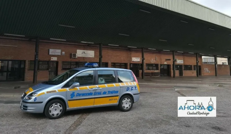 Foto 2 - La Polic&iacute;a Local reparte 400 mascarillas enviadas por el Gobierno  