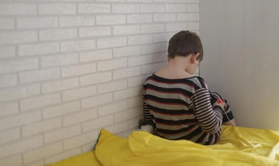 Un niño de 8 años juega y habla con sus amigos a través de una videoconsola debido a que continúa la suspensión de los centros de enseñanza por el estado de alarma. Foto de Eduardo Parra - EP