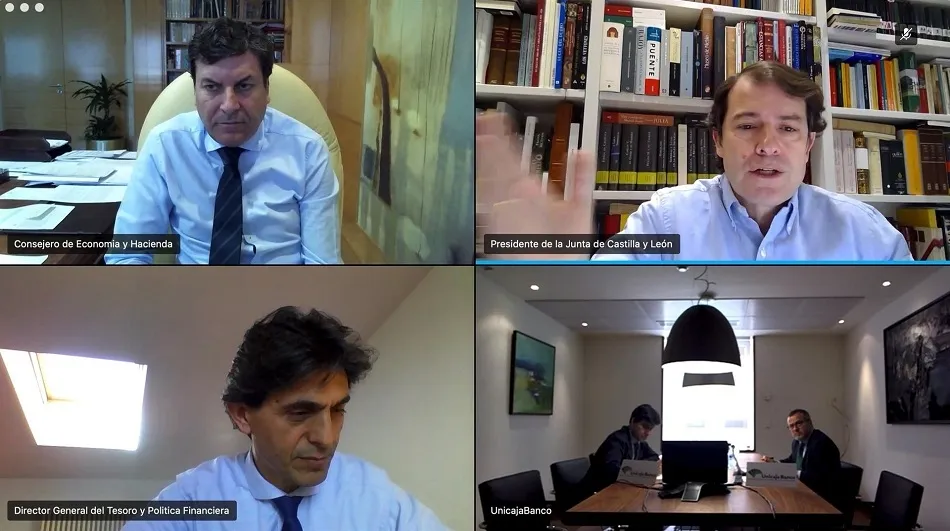Fernández Maueco (arriba derecha) preside el Consejo Financiero de CyL por videoconferencia con el consejero de Economía y Hacienda, Carlos Fernández Carriedo, arriba a la izquierda | EP