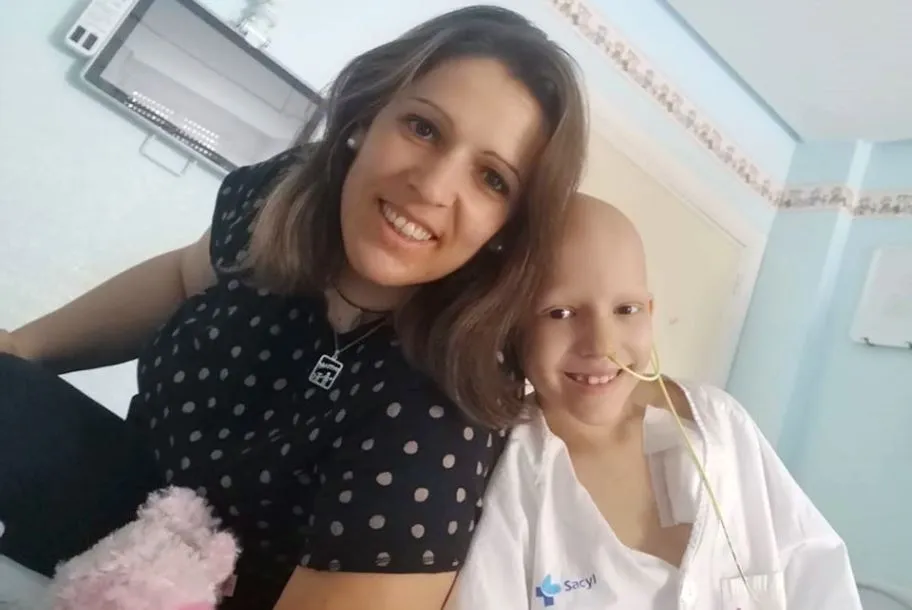María Múñez, junto a su hija María Caamaño, en el Hospital