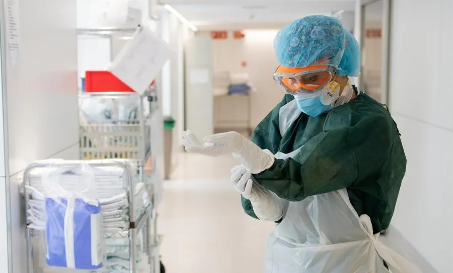 Atención a los casos con el Covid-19 en el Hospital Clínic de Barcelona. Foto de Francisco Avia - EP