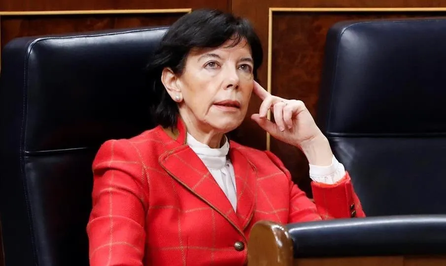 La ministra de Educación, Isabel Celaá, en el Congreso