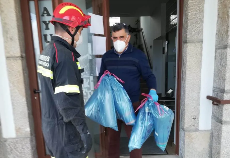 Los Bomberos reparten tras desinfectarlas otras 229 máscaras elaboradas por voluntarios  