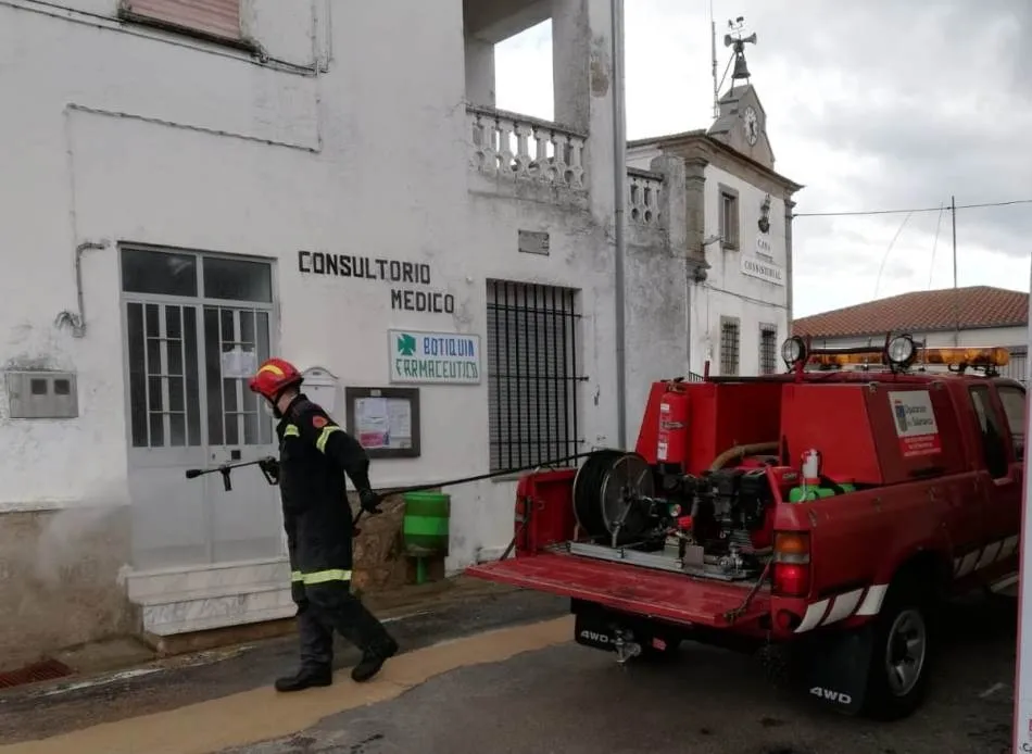 Foto 4 - Los Bomberos reparten tras desinfectarlas otras 229 m&aacute;scaras elaboradas por voluntarios  