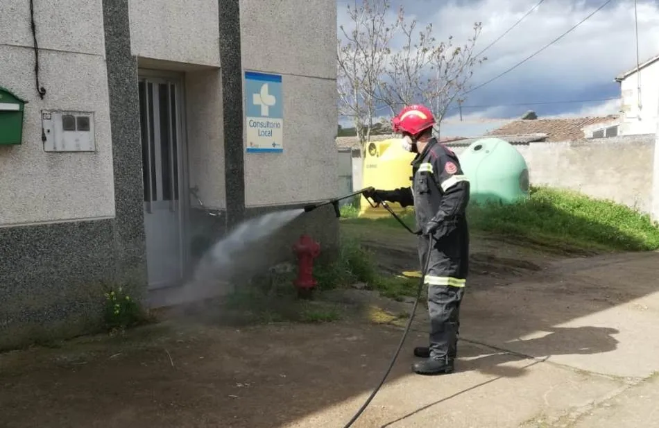 Foto 3 - Los Bomberos reparten tras desinfectarlas otras 229 m&aacute;scaras elaboradas por voluntarios  