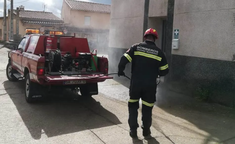 Foto 2 - Los Bomberos reparten tras desinfectarlas otras 229 m&aacute;scaras elaboradas por voluntarios  