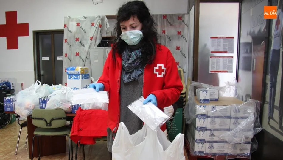 Cruz Roja comenzaba este miércoles en Vitigudino el reparto de mascarillas / CORRAL