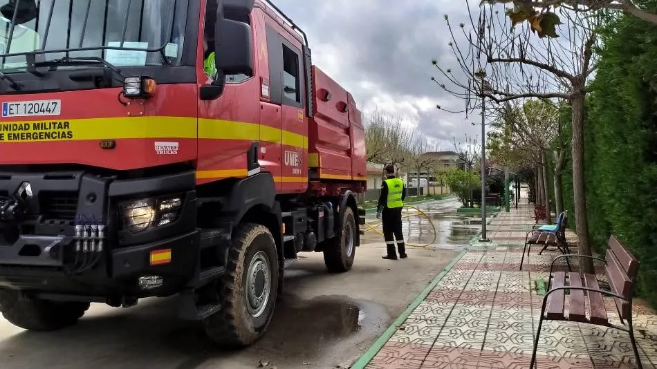 Tareas de desinfección en una residencia de Castellanos de Villiquera