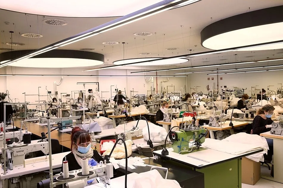 La firma de moda ha transformado su proceso de creación de muestrario de prendas habitual en un sistema de producción de batas a gran escala | EP