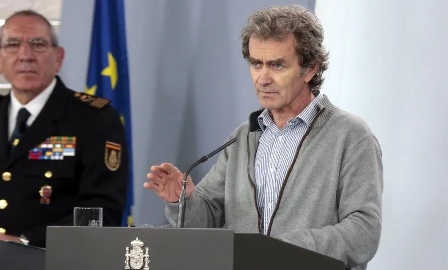 El director del Centro de Coordinación de Alertas y Emergencias Sanitarias del Ministerio, Fernando Simón, interviene en la rueda de prensa. Foto Moncloa