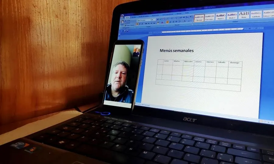 Ahora nos conectamos a través de whatsapp, y hemos descubierto las videollamadas, que nos hacen sentir más cercanos  y observar cómo está la persona detrás de la cámara