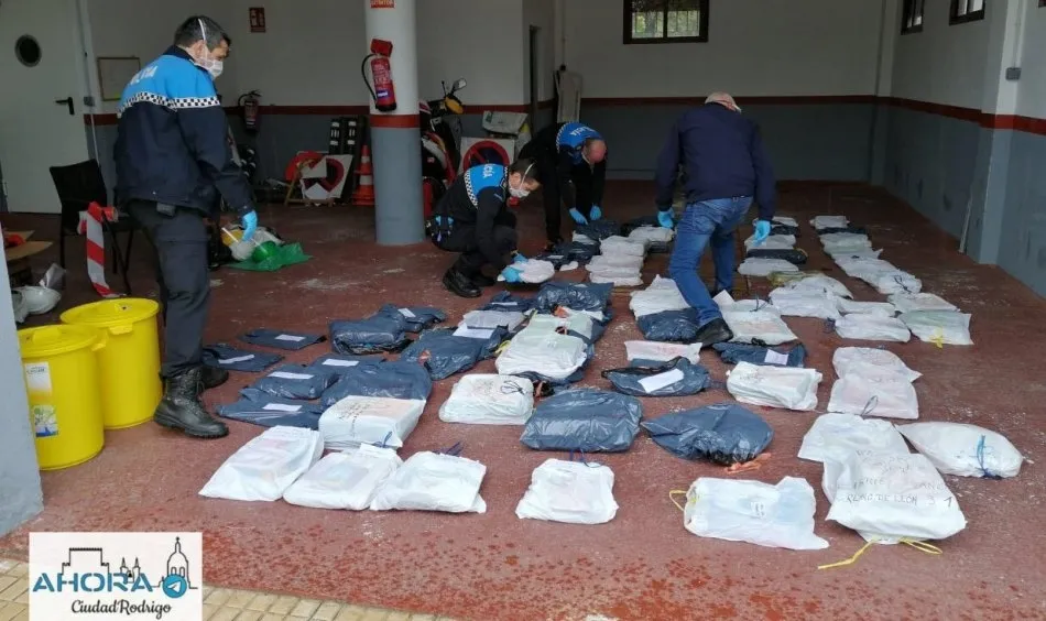 Foto 4 - La Polic&iacute;a lleva a alumnos de Infantil y Primaria material del 3&ordm; Trimestre que hab&iacute;a en los...