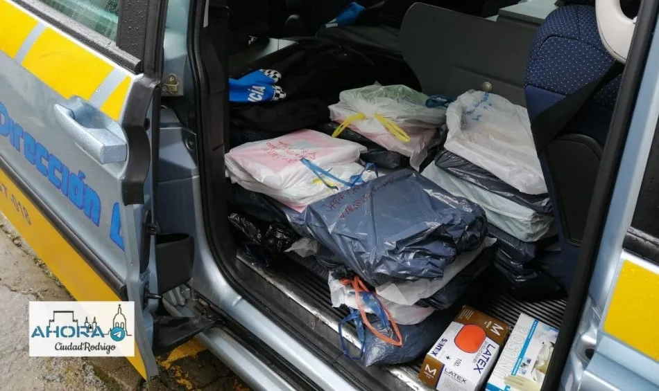 Foto 3 - La Polic&iacute;a lleva a alumnos de Infantil y Primaria material del 3&ordm; Trimestre que hab&iacute;a en los...