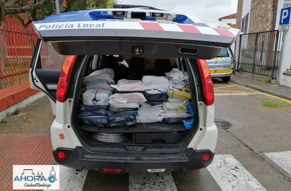 Foto 2 - La Polic&iacute;a lleva a alumnos de Infantil y Primaria material del 3&ordm; Trimestre que hab&iacute;a en los...