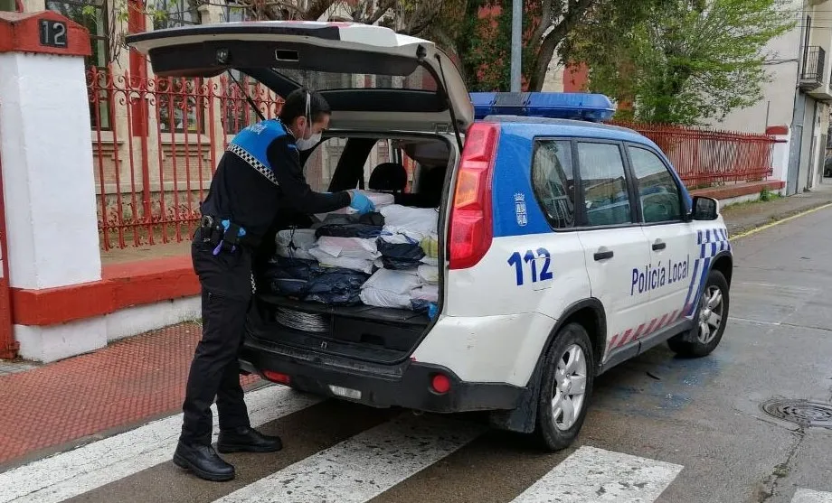 La Policía lleva a alumnos de Infantil y Primaria material del 3º Trimestre que había en los...
