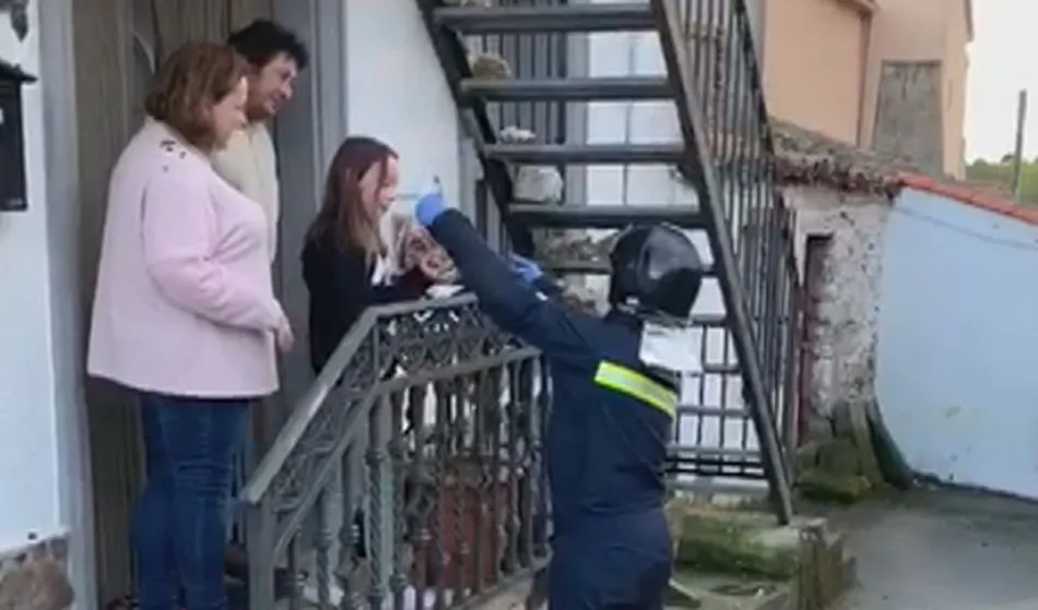 Los Bomberos de Vitigudino felicitan a Ainoa en Cipérez por su décimo cumpleaños  