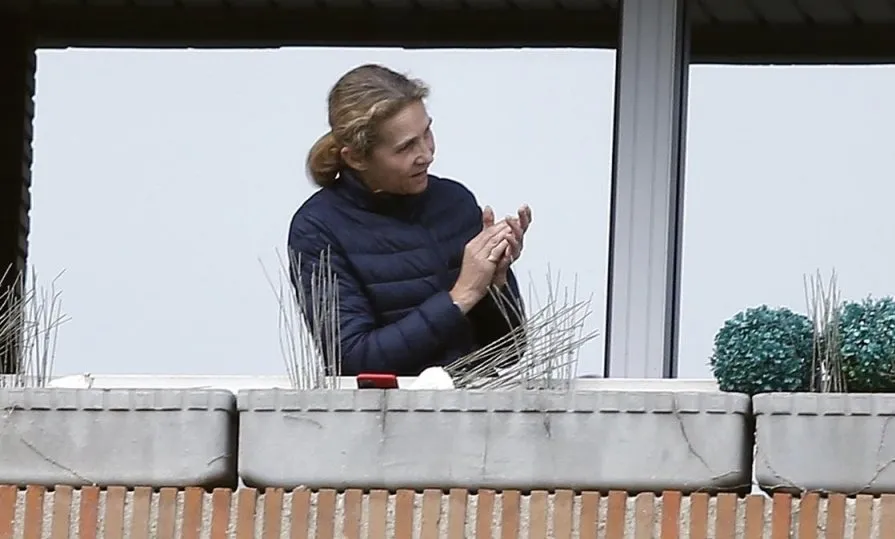La Infanta Elena fiel a los aplausos diarios a los sanitarios desde el balcón de su domicilio en Madrid. Foto de Javier Ramírez / EP