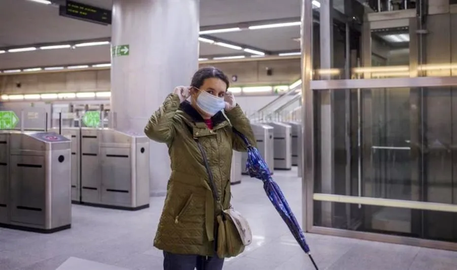 El uso de mascarillas se ha extendido en España. Foto EP