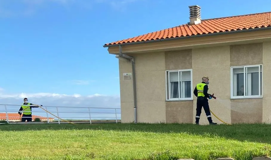 Tareas de desinfección en la residencia de Villaverde de Guareña