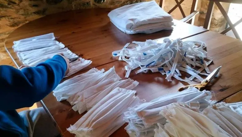 Más de 40 personas elaboran de forma altruista 2.000 mascarillas