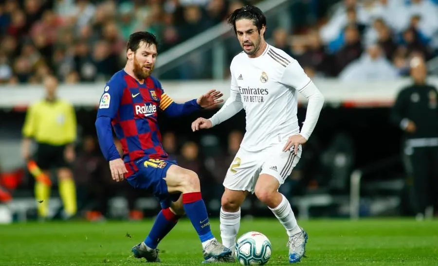 Messi e Isco en una jugada del clásico  de LaLiga. Foto EP