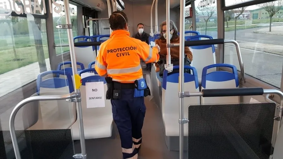 Reparto de mascarillas de esta semana en un autobus de Carbajosa de la Sagrada