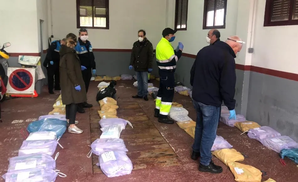 Foto 2 - Miembros del Equipo de Gobierno visitan a los trabajadores municipales  