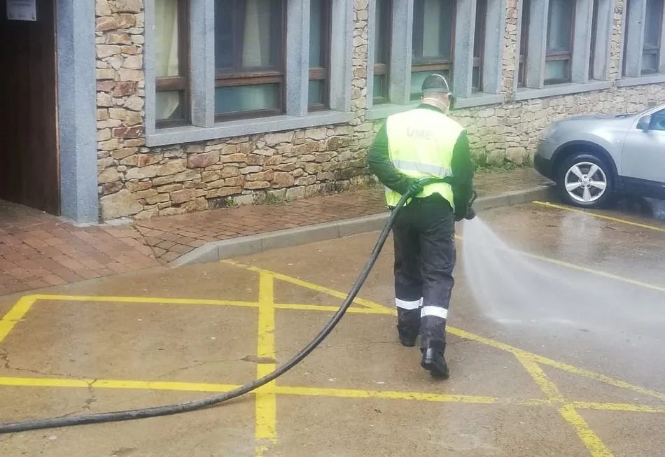 La UME realiza trabajos de desinfección en la residencia de La Alberca